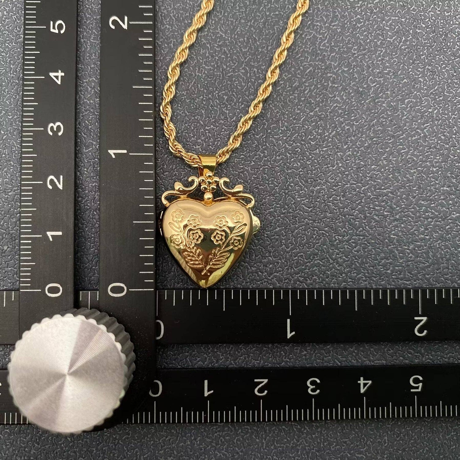 Openable Flowers Heart Locket Gold-plated Necklace - The Mirrored Past