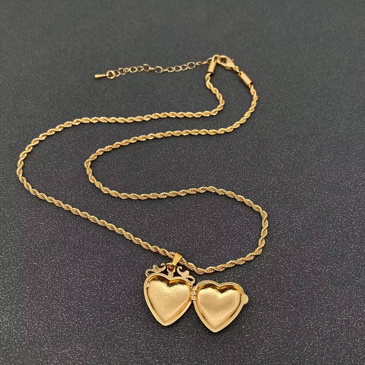 Openable Flowers Heart Locket Gold-plated Necklace - The Mirrored Past