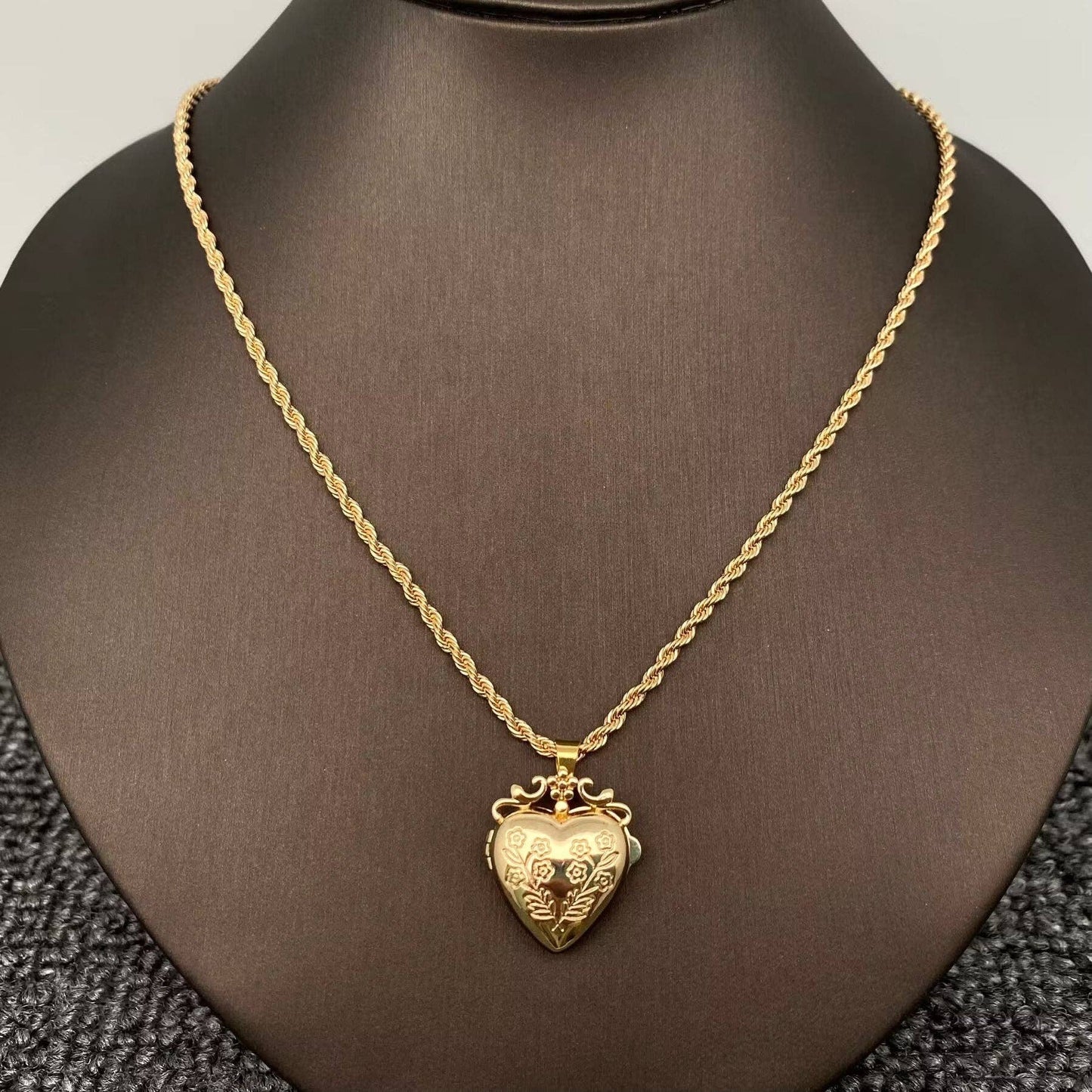 Openable Flowers Heart Locket Gold-plated Necklace - The Mirrored Past