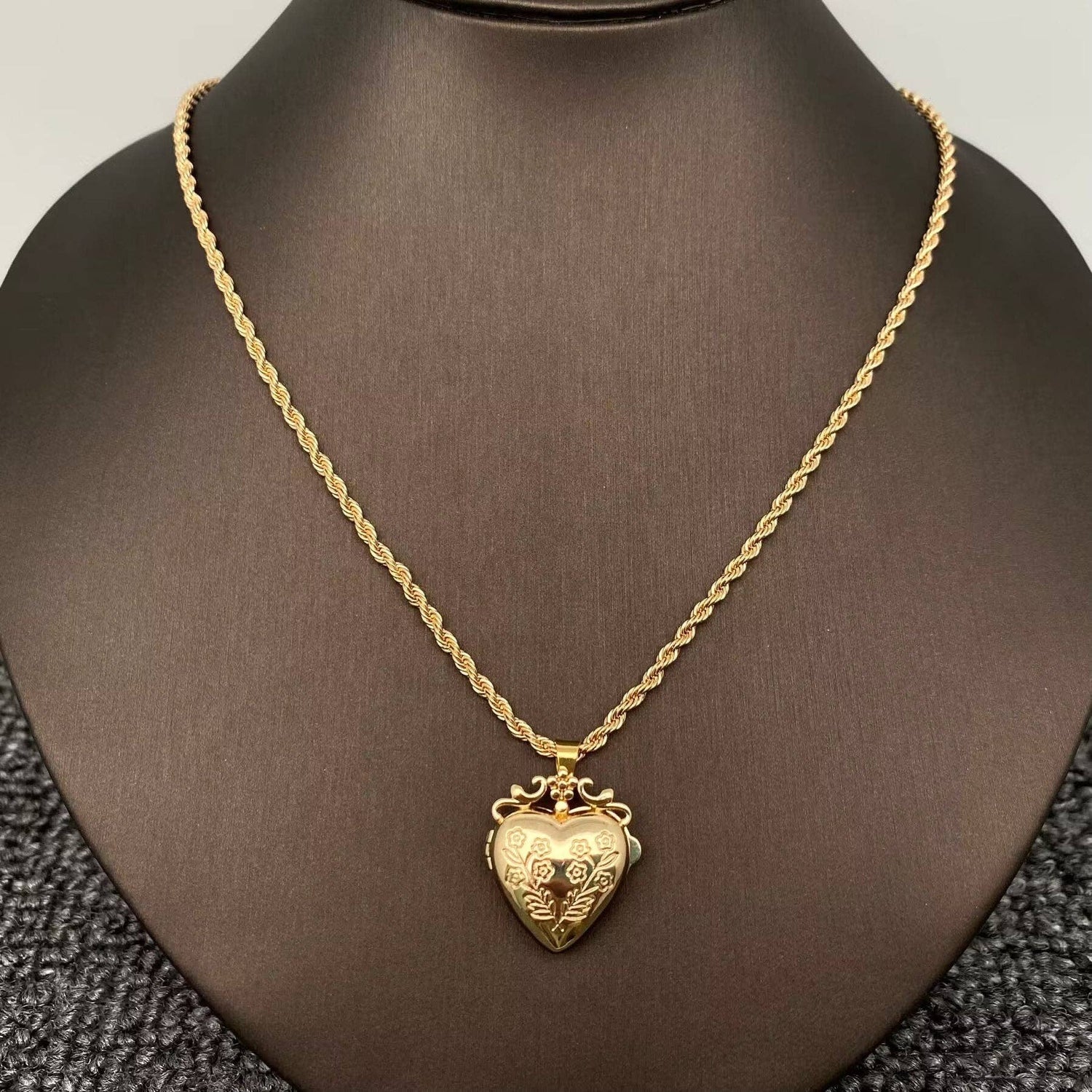 Openable Flowers Heart Locket Gold-plated Necklace - The Mirrored Past