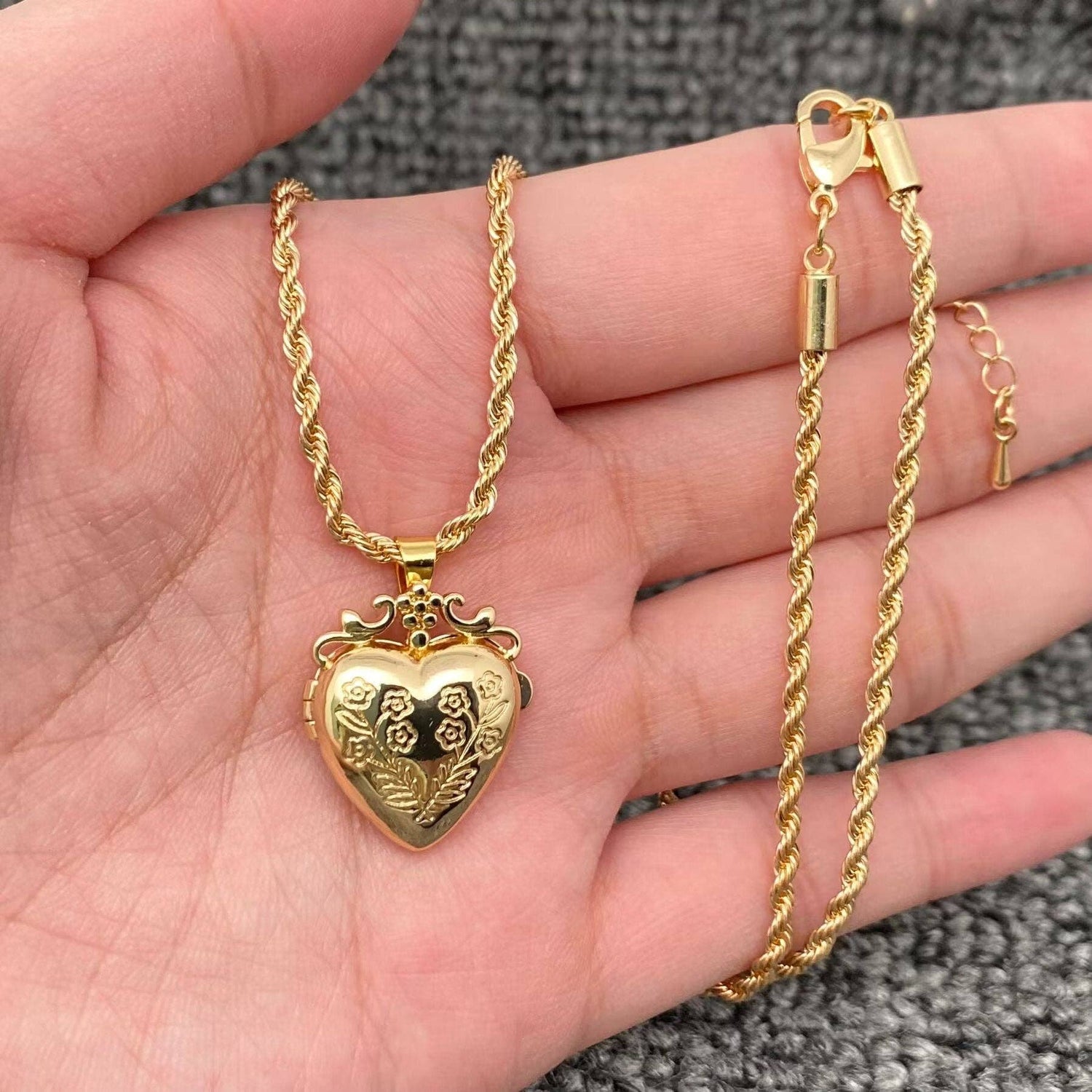 Openable Flowers Heart Locket Gold-plated Necklace - The Mirrored Past