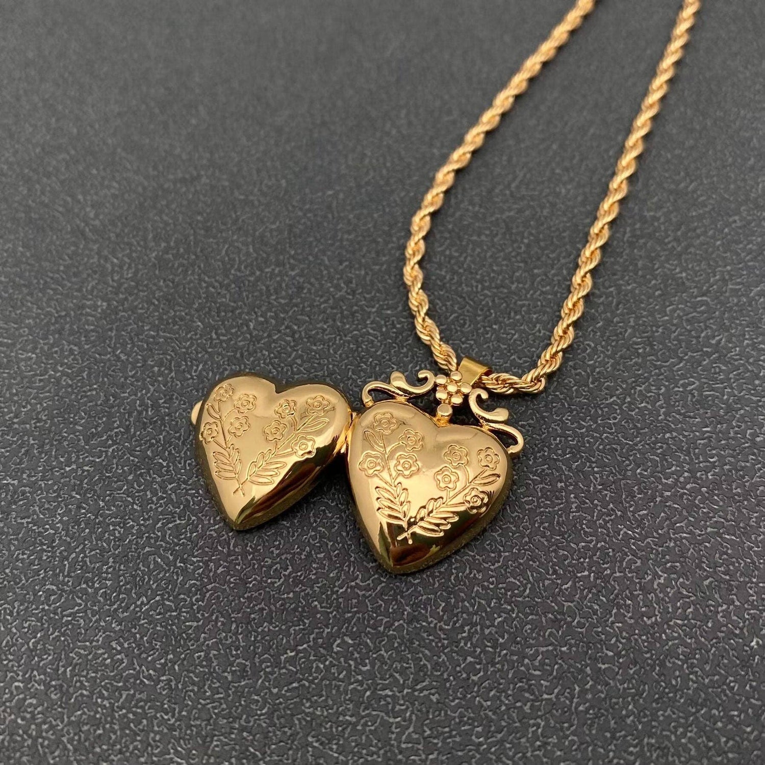 Openable Flowers Heart Locket Gold-plated Necklace - The Mirrored Past